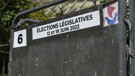 Un panneau électoral pour les élections législatives des 12 et 19 juin 2022, à Paris.&nbsp; (MAGALI COHEN / HANS LUCAS / AFP)