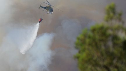 Un h&eacute;licopt&egrave;re tente de ma&icirc;triser le violent incendie qui s'est d&eacute;clench&eacute; le 22 juillet 2012 dans le nord-est de l'Espagne. (LLUIS GENE / AFP)