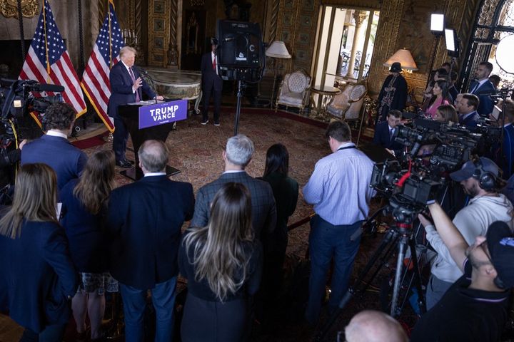 Donald Trump donne une conférence de presse à Mar-a-Lago, en Floride (États-Unis), le 7 janvier 2025. (SCOTT OLSON / GETTY IMAGES NORTH AMERICA / AFP)