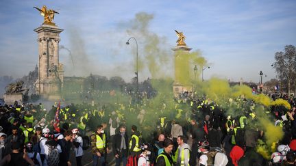 Des fumigènes au-dessus du cortège des "gilets jaunes", à Paris, le 16 février 2019. (ERIC FEFERBERG / AFP)