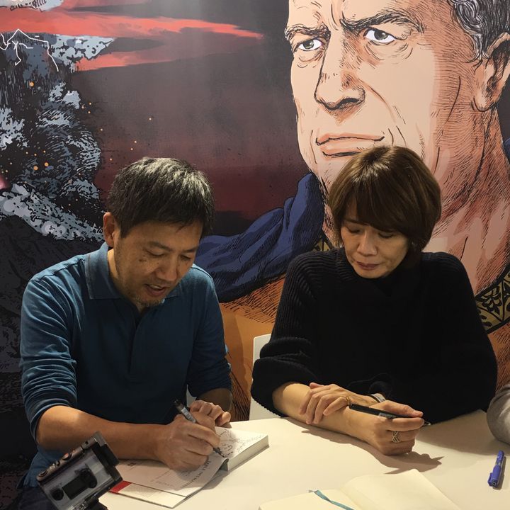 Tori Miki et Mari Yamazaki, les auteurs de "Pline", en dédicace au Festival International de Bande Dessinée d'Angoulême
