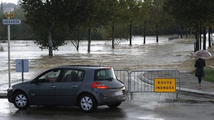 Une route inond&eacute;e dans le Gard, vendredi 10 octobre. (SYLVAIN THOMAS / AFP)