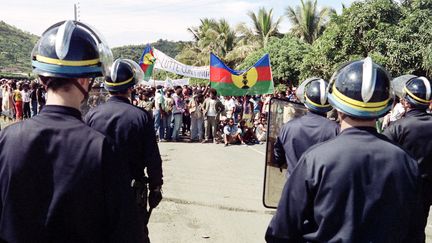 Manifestation d'indépentistes à Nouméa (Nouvelle-Calédonie), le&nbsp; 7 mai 1988, en hommage aux militants tués par les forces de l'ordre pendant l'assaut donné pour libérer les gendarmes détenus en otage, deux jours plus tôt.&nbsp; (REMY MOYEN / AFP)