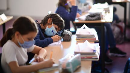 Des élèves travaillent dans une classe de Vincennes, près de Paris, le 1er septembre 2020.&nbsp; (MARTIN BUREAU / AFP)