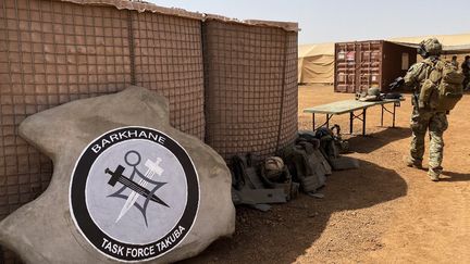 Le logo de l'opération Barkhane au Mali, le 3 novembre 2020.&nbsp; (DAPHNE BENOIT / AFP)