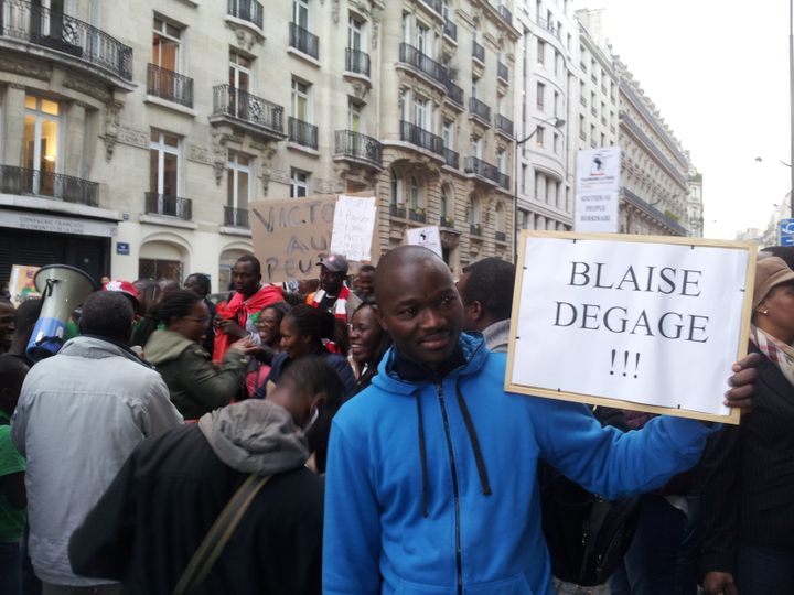 &nbsp; (Les manifestants devant l'ambassade du Burkina Faso à Paris ce jeudi. © Radio France / Jérôme Jadot)