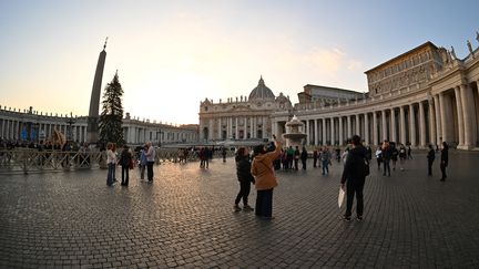 Des touristes au Vatican, le 4 janvier 2023. (ANDREAS SOLARO / AFP)