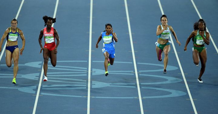 La sprinteuse indienne Dutee Chand, en bleu ciel au centre, lors d'une série de l'épreuve du 100 mètres aux Jeux olympiques de Rio (Brésil), le 12 août 2016. (PICTURE ALLIANCE / PICTURE ALLIANCE)