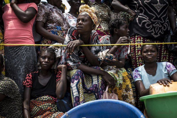 De retour de la brousse où ils avaient fui les combats, des habitants de Kasala dans la région du Kasaï attendent la distribution de l'aide alimentaire le 25 octobre 2017. (Photo AFP/John Wessels)