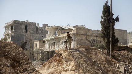 Un soldat de l'Armée syrienne libre (ASL), dans la ville d'Al-Bab, au nord-est d'Alep, en Syrie, le 22 février 2017. (EMIN SANSAR / ANADOLU AGENCY)