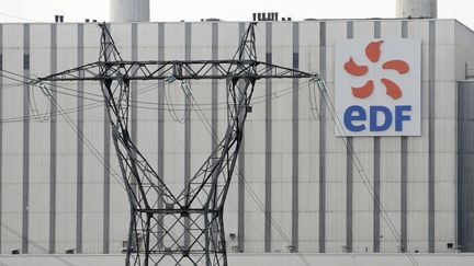 Le logo EDF sur la centrale de Blénod-lès-Pont-à-Mousson (Meurthe-et-Moselle). Photo d'illustration. (JEAN-CHRISTOPHE VERHAEGEN / AFP)