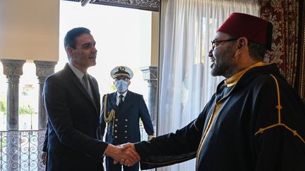 Rencontre entre le Premier ministre espagnol Pédro Sanchez et le roi du Maroc Mohammed VI, après le retournement d'alliance de Madrid sur le conflit du Sahara occidental, à Rabat, le 7 avril 2022. (BORJA PUIG DE LA BELLACASA / LA MONCLOA)