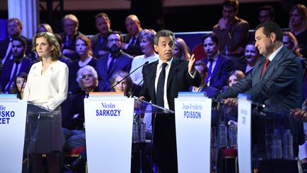 Nathalie Kosciusko-Morizet, Nicolas Sarkozy et Jean-Frédéric Poisson, le 3 novembre 2016 à Paris, lors du deuxième débat de la primaire à droite. (ERIC FEFERBERG / AFP)