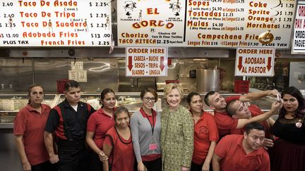 Hillary Clinton dans un restaurant de tacos mexicains à Las Vegas, le 12 octobre 2016 (BRENDAN SMIALOWSKI / AFP)