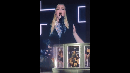 Madonna lors d'un concert de sa tournée "Celebration tour" en 2023. (Capture d'écran (image diffusée sur Facebook par le compte Madonna Universe le 14 octobre 2023))