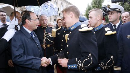 Fran&ccedil;ois Hollande salue des militaires fran&ccedil;ais, au minist&egrave;re de la D&eacute;fense, &agrave; paris, vendredi 13 juillet. (PIERRE VERDY / AFP)