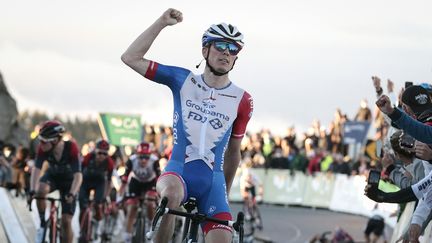 David Gaudu vainqueur sur la ligne d'arrivée de la 2e étape du Tour d'Algarve le 17 février 2022. (FILIPE FARINHA / BELGA MAG)