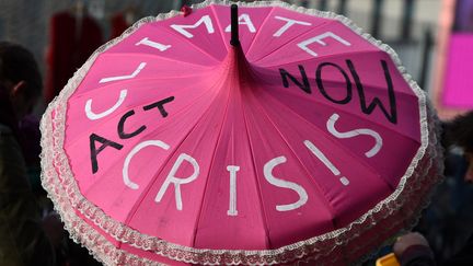 Des militants pour le climat manifestent à l'extérieur de la conférence sur le changement climatique COP26 à Glasgow, en Ecosse, le 12 novembre 2021 à quelques heures du terme des négociations. (ANDY BUCHANAN / AFP)