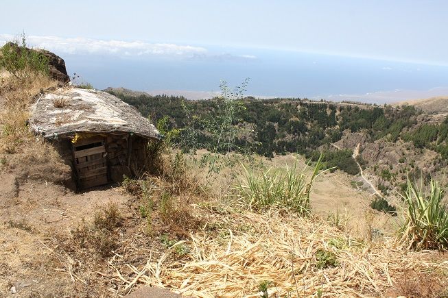 &nbsp; (1.360 mètres en contrebas, l'océan © Photo : Emmanuel Langlois)