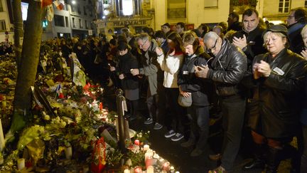 Des centaines de personnes ont fait du bruit à 21h20, une semaine jour pour jour après les attques de Paris. Photo prise devant le bar Belle Equipe, rue de Charonne.&nbsp; (ALAIN JOCARD / AFP)