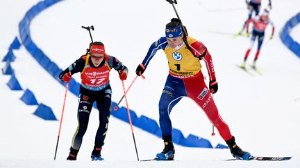 Julia Simon, le 15 janvier à Ruhpolding, en Allemagne, sur la mass start de l'épreuve de Coupe du monde. (SVEN HOPPE / AFP)