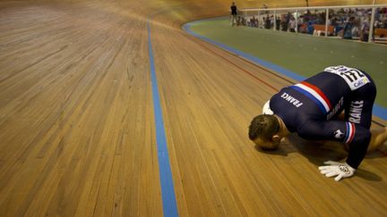 François Pervis embrasse la piste de Cali (LUIS ROBAYO / AFP)