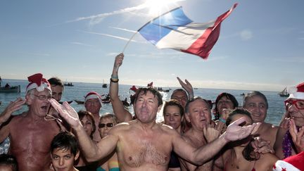 Le d&eacute;put&eacute;-maire UMP de Nice (Alpes-Maritimes), Christian Estrosi, participe au 70e bain de No&euml;l de la ville, dimanche 21 d&eacute;cembre 2014. (ERIC GAILLARD / REUTERS)