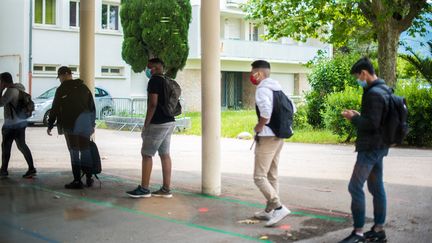 Des lycéens patientent le jour de leur rentrée à Villelongue Dels Monts (Pyrénées-Orientales), le 2 juin 2020. (ST?PHANE FERRER YULIANTI / HANS LUCAS / AFP)