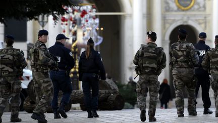 Patrouille de la police nationale et de militaires de l'armée de terre, place Stanislas à Nancy, le 1er décembre. (ALEXANDRE MARCHI / MAXPPP)