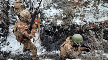 Ukrainian soldiers in a trench on the country's eastern front, near Bakhmut.  (CLAUDE GUIBAL / RADIO FRANCE)