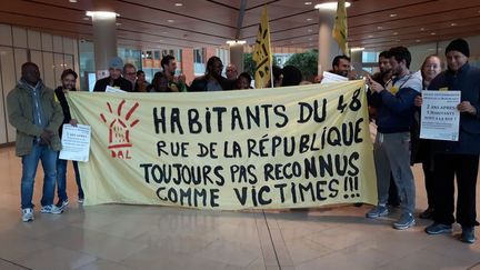 Rassemblement des anciens habitants de l'immeuble du 48 rue de la République&nbsp;de Saint-Denis, jeudi&nbsp;17 novembre dans les locaux du ministère de la Justice, à Aubervilliers (Seine-Saint-Denis).&nbsp; (FRANCE BLEU PARIS / TWITTER / RADIOFRANCE)