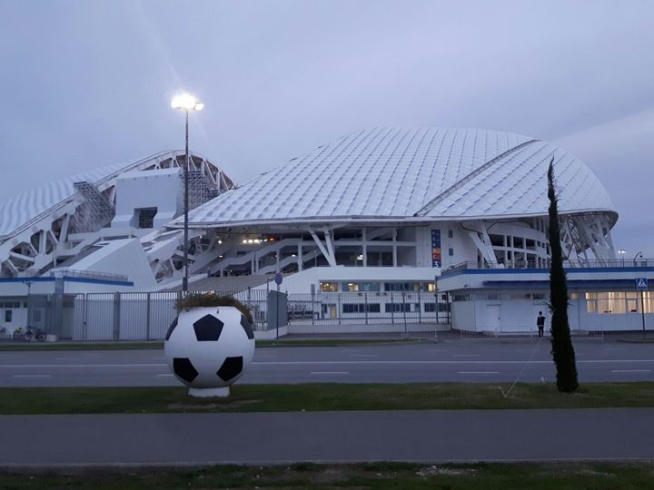 Le stade Fisht de Sotchi, aménagé en 2014 pour les JO, va accueillir des matches du Mondial de football 2018. (JEROME JADOT / RADIO FRANCE)