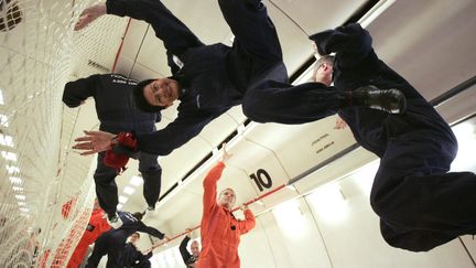 Des techniciens et des journalistes testent un vol "Zero G", le 7 novembre 2008 au-dessus de Bordeaux. (REUTERS)