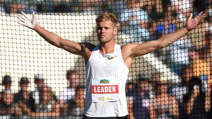 Kevin Mayer participe au&nbsp;Décastar de Talence (Gironde), le 16 septembre 2018. (NICOLAS TUCAT / AFP)