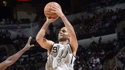 Tony parker, pièce-maîtresse des Spurs   (D. CLARKE EVANS / NBAE / GETTY IMAGES)