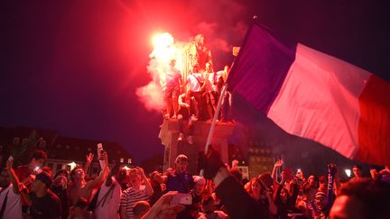 A Strasbourg, la place Kléber a été investie par de nombreuses personnes souhaitant s'associer à la liesse populaire. (PATRICK HERTZOG / AFP)