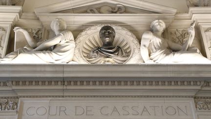 Le fronton de la Cour de cassation à Paris. (THOMAS SAMSON / AFP)