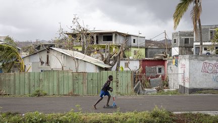 Une rue de Mamoudzou, à Mayotte, le 23 décembre 2024. (PATRICK MEINHARDT / AFP)