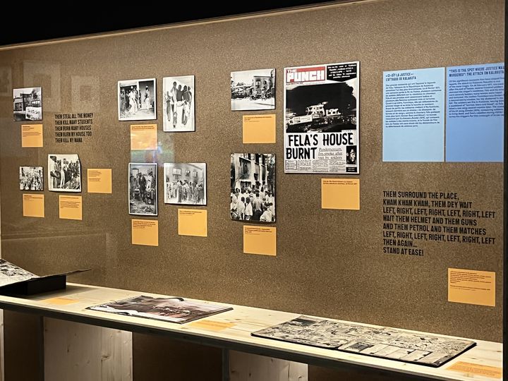 La&nbsp; vitrine consacrée à l'assaut de l'armée et à l'incendie de la Kalakuta République de Fela Kuti, sa maison de Lagos (Nigéria), le 18 février 1977, à l'exposition "Rébellion Afrobeat" à la Philharmonie de Paris. (LAURE NARLIAN / FRANCEINFO)