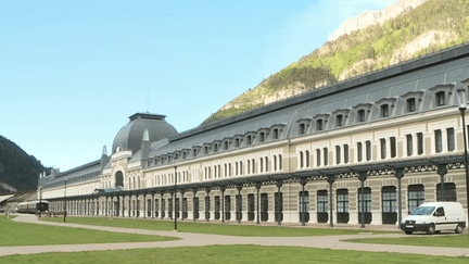 Espagne : à Canfranc, un hôtel de luxe grandiose a été bâti sur des rails (France 3)