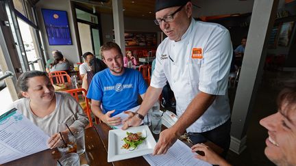 Le chef Sean Chaney sert un plat de foie gras &agrave; des clients, le 29 juin 2012 &agrave; Hermosa Beach, en Californie (Etats-Unis). (KEVORK DJANSEZIAN / AFP)