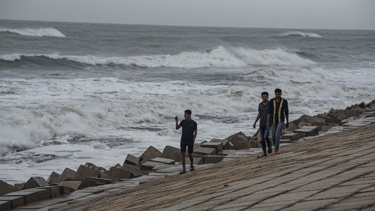 Men on a beach on Shahpori Island in Teknaf before the landfall of Cyclone Mochar, Bangladesh, on May 13, 2023. (ZABED HASNAIN CHOWDHURY / NURPHOTO / AFP)