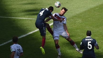 Le joueur allemand&nbsp;Mats Hummels (au centre) dans un duel a&eacute;rien contre un joueur fran&ccedil;ais, au stade du&nbsp;Maracana, &agrave; Rio de Janeiro (Br&eacute;sil), pour les quarts de finale de la Coupe du Monde, le 4 juillet 2014. (CHRISTOPHE SIMON / AFP)