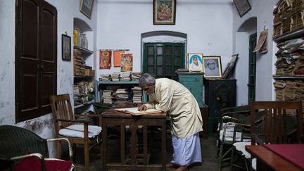 le directeur, gère ce lieu depuis plus de 40 ans. «Alors que le reste du monde célèbre une nouvelle vie quand un enfant naît, de la même façon, ici, nous célébrons la mort», déclare-t-il. Près de 15.000 personnes venues de toute l’Inde mais aussi parfois des Etats-Unis ou d’autres pays sont venues mourir dans ce lieu.
 
 (REUTERS / Danish Siddiqui)