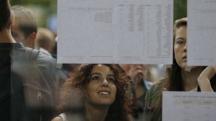 Des lycéens regardent les résultats du bac au lycée Malherbe, à Caen, le 5 juillet 2016. (CHARLY TRIBALLEAU / AFP)