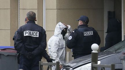 &nbsp; (Des armes et des explosifs découverts à l'adresse d'Argenteuil du suspect interpellé jeudi © REUTERS / Gonzalo Fuentes)