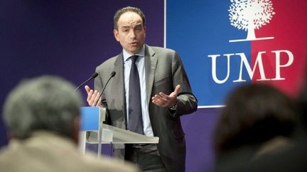 Jean-François Copé tient un discours au siège de l'UMP (Paris), le 21 mars 2011. (AFP - Bertrand Langlois)