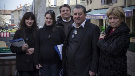 De g. &agrave; dr. : Alison Cardaire, Emilie Vocanson, Gabriel Jacques Cardaire, Gabriel Jean Cardaire et Christine Cardaire en campagne pour les &eacute;lections d&eacute;partementales, sur le march&eacute; d'Yssingeaux (Haute-Loire), le 19 mars 2015. (MATHIEU DEHLINGER / FRANCETV INFO)