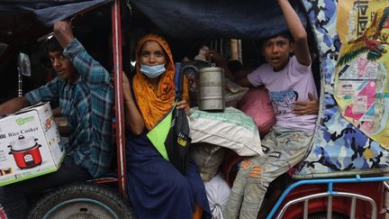 Des habitants de Cox's Bazar (Bangladesh) s'apprêtent à quitter la ville, le 14 mai 2023, avant le passage du cyclone Mocha. (ZAKIR HOSSAIN CHOWDHURY / ANADOLU AGENCY / AFP)