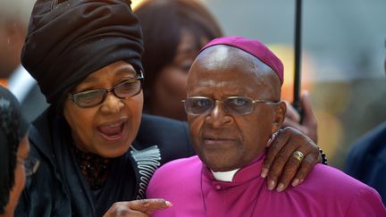 Winnie Madikizela, ex-femme de&nbsp;Mandela&nbsp;en compagnie de Desmond Tutu dans le stade&nbsp;Soccer City de&nbsp;Johannesburg, el 10 d&eacute;cembre&nbsp;2013 (ALEXANDER JOE / AFP)